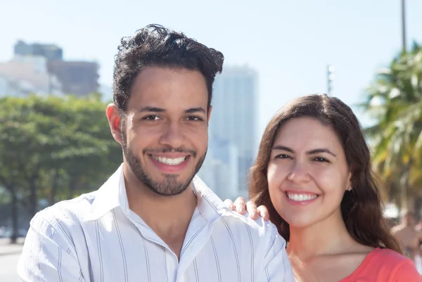 Bella coppia d'amore in città — Foto Stock