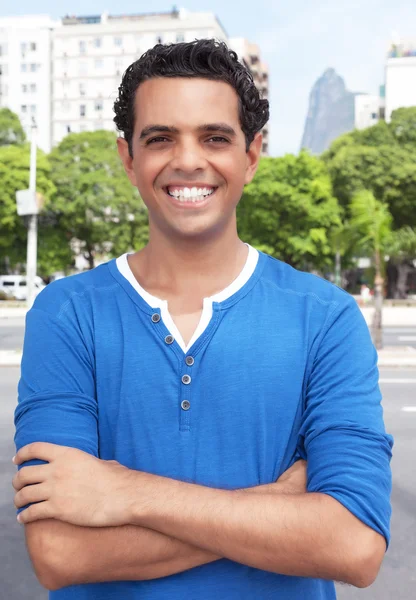 Laughing latin guy with crossed arms in the city — Stock Photo, Image