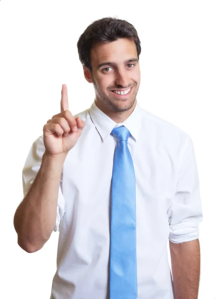 Empresario con corbata azul apuntando hacia arriba — Foto de Stock