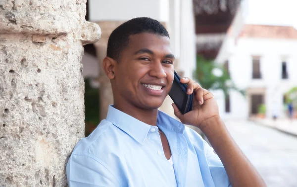 Telefon kameraya gülüyor bir koloni kasabasında Latin adamla — Stok fotoğraf