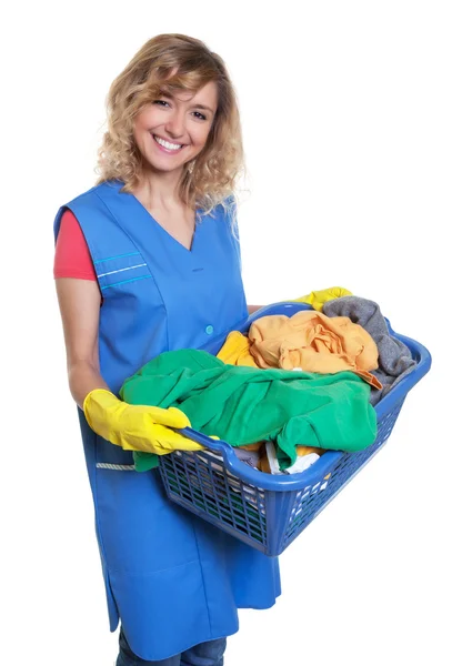 Mooie blonde huisvrouw met vuile kleren — Stockfoto