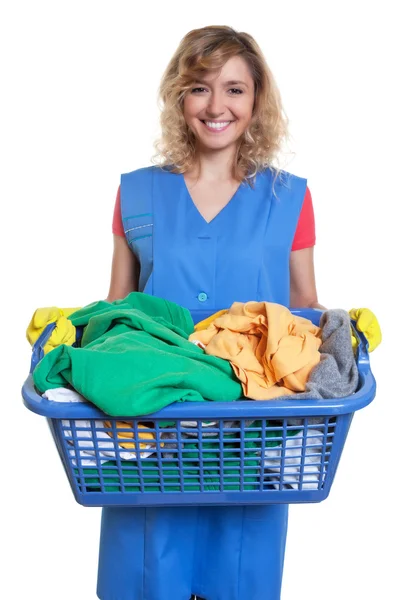 Gelukkig blonde huisvrouw met vuile kleren — Stockfoto