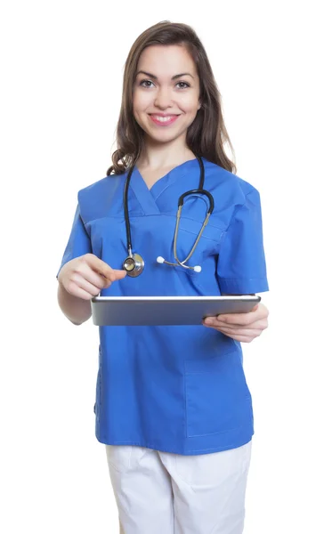 Lachen Kaukasische verpleegster werken met tablet pc — Stockfoto