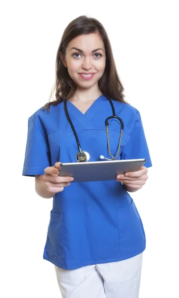 Enfermera caucásica con tableta — Foto de Stock