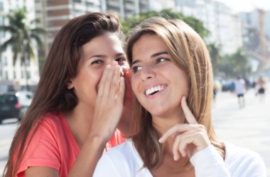 Güzel kızlar şehirde fısıldayan