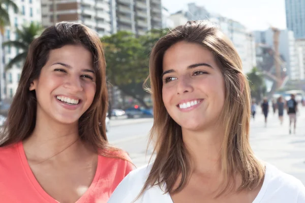 Happy girlfriends in the city — Stock Photo, Image