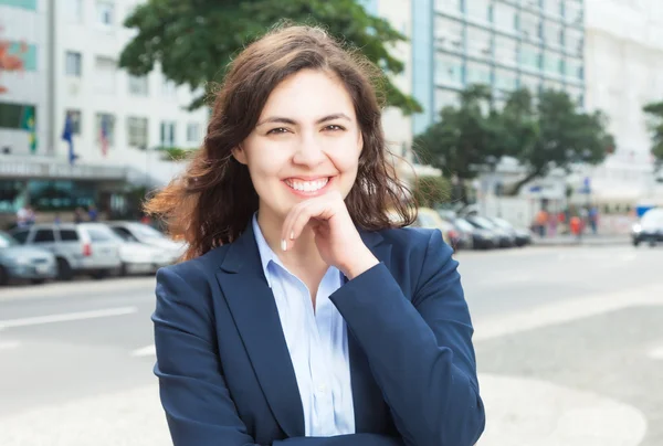 Mujer de negocios inteligente en la ciudad — Foto de Stock