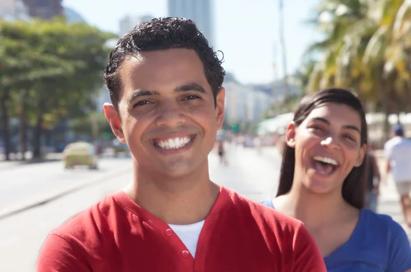 Laughing latin couple in the city — Stock Photo, Image