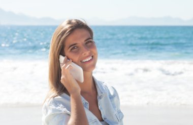 Cep telefonu Plajı'nda çekici sarışın kadınla