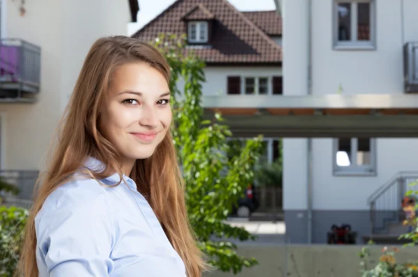 Krásná blondýna student hledá nového bytu — Stock fotografie