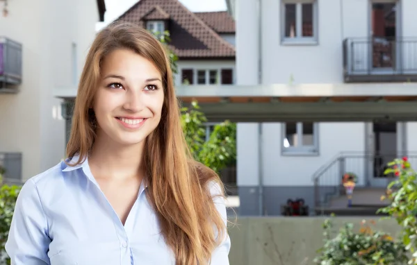 Mulher loira feliz na frente de seu novo apartamento — Fotografia de Stock