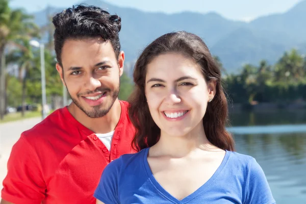 Lyckliga kaukasisk par i semester tittar på kameran — Stockfoto