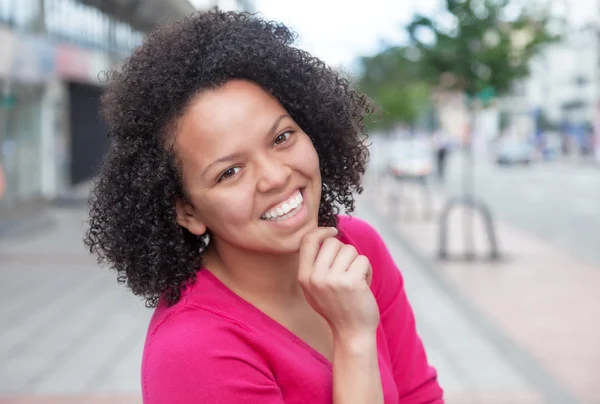 Rózsaszín inget, a város legszebb afro-amerikai nő — Stock Fotó