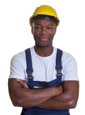 Afrika inşaat işçisi çapraz silah ile gülümseyen