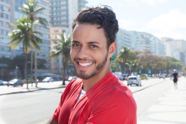 Yakışıklı olan City sakal ve kırmızı gömlek ile