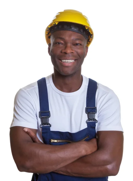 Trabajador de la construcción africano riendo con los brazos cruzados — Foto de Stock