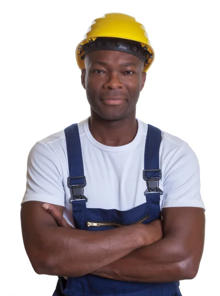 Trabalhador da construção africana sorridente com braços cruzados — Fotografia de Stock