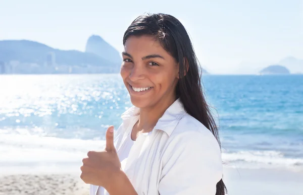 Mujer latina con el pelo largo y oscuro en Río mostrando el pulgar — Foto de Stock