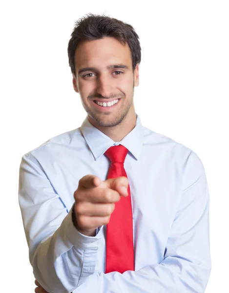 Latijnse zakenman met rode stropdas wijzend op camera — Stockfoto