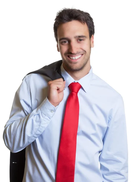 Смеющийся латинский бизнесмен с красным галстуком после работы — стоковое фото