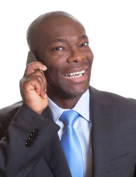 फोन वर एक गडद सूट मध्ये आफ्रिकन व्यापारी — स्टॉक फोटो, इमेज