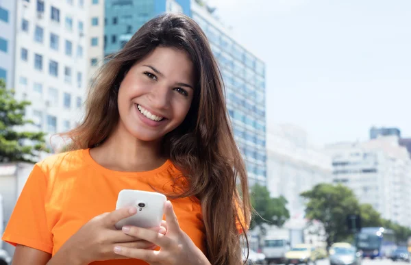 Mulher branca enviando mensagem com telefone — Fotografia de Stock