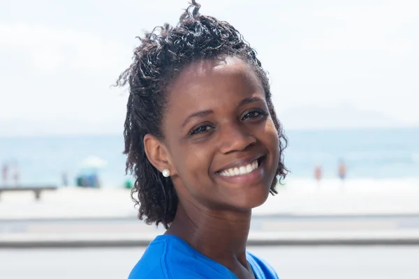 Mujer afroamericana feliz en una camisa azul —  Fotos de Stock