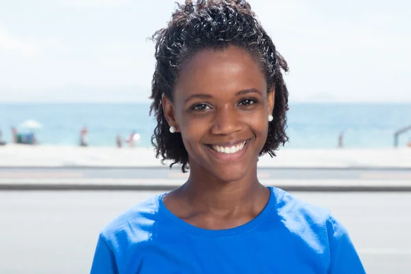 Mujer americana africana divertida en una camisa azul — Foto de Stock