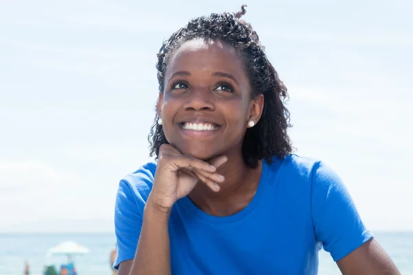 Sognando donna afro-americana in camicia blu — Foto Stock