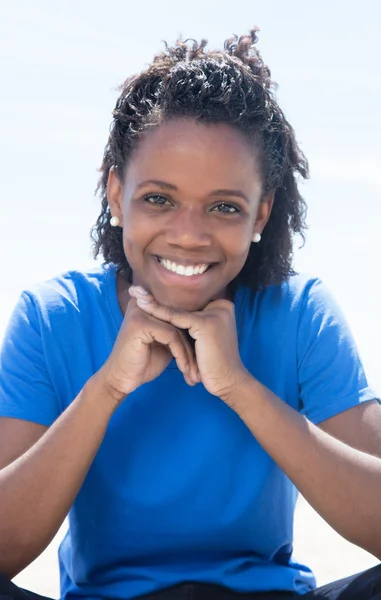Mavi gömlekli serin Afrikalı-Amerikalı kadın — Stok fotoğraf