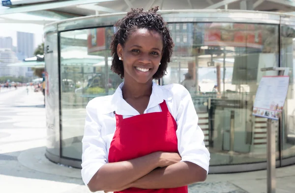 Camarera afroamericana frente al restaurante — Foto de Stock