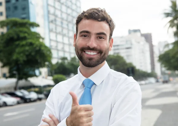 Успішний бізнесмен з бородою і блакитною краваткою в місті — стокове фото