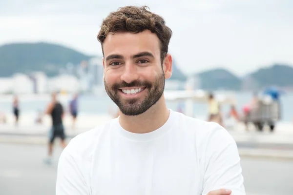 Bello uomo con camicia bianca e barba in città — Foto Stock