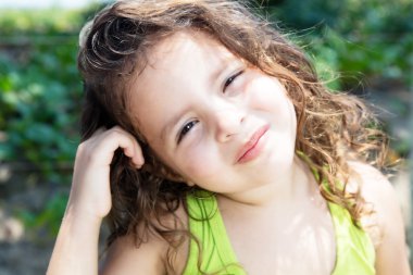 Sarı bir gömlek gülümseyen çocuk