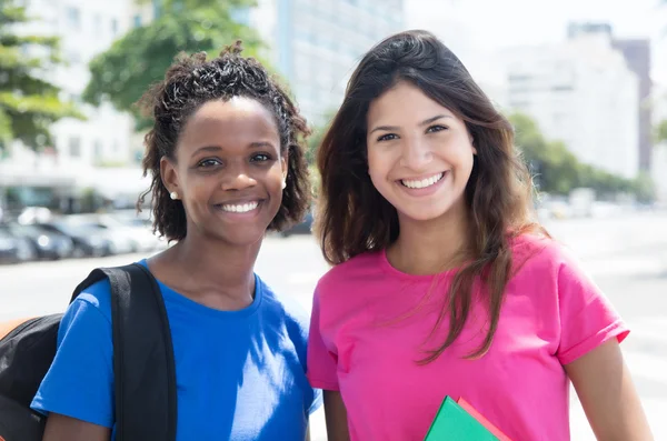 Happy african american and caucasian student in city — Stock Photo, Image