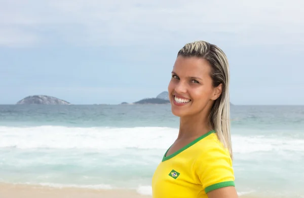 Rubia brasileña deportes ventilador en la playa es feliz — Foto de Stock