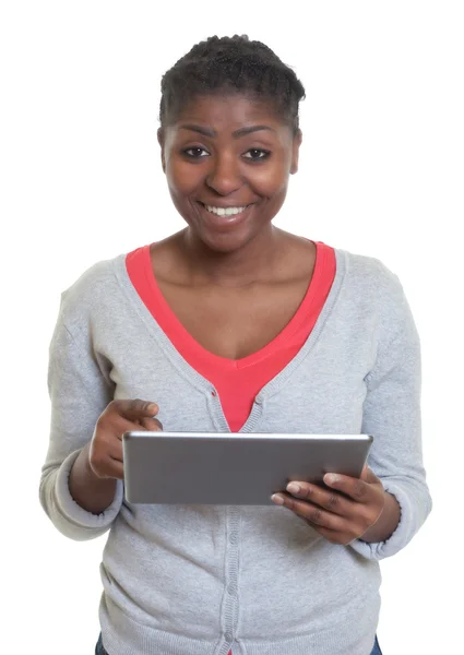 Mujer afroamericana trabajando con tablet — Foto de Stock