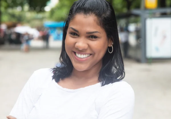 Mujer latina nativa riéndose en una camisa blanca en la ciudad — Foto de Stock