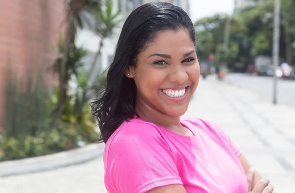 Retrato de una mujer latina nativa con una camisa rosa en la ciudad —  Fotos de Stock