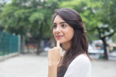 Bir parkta beyaz bluz kadınla düşünme