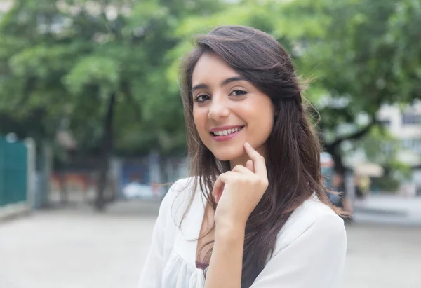 Giovane donna con camicia bianca in un parco — Foto Stock