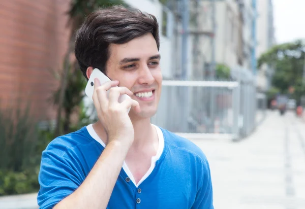 Mavi gömlekli telefon şehrin konuşan beyaz adam — Stok fotoğraf