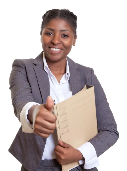 Afrikanische Geschäftsfrau mit Akte zeigt Daumen nach oben — Stockfoto