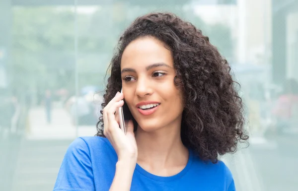 Fiatal karibi nő, göndör haj beszédet telefon — Stock Fotó