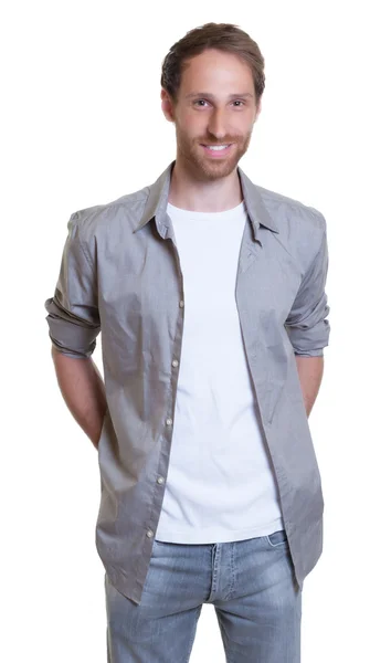 Entspannter Deutscher im grauen Hemd mit Bart in Jeans — Stockfoto