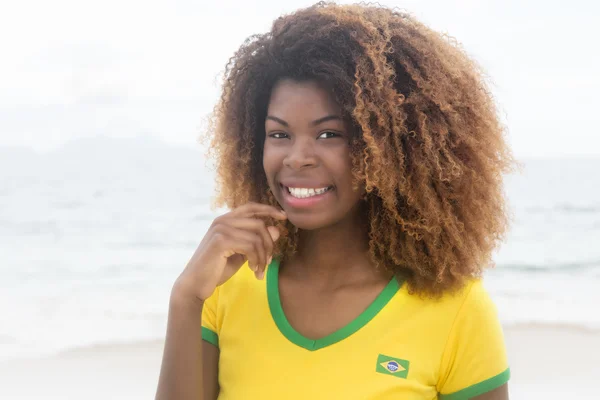 Çılgın saç modeli ile mutlu Brezilyalı kız — Stok fotoğraf