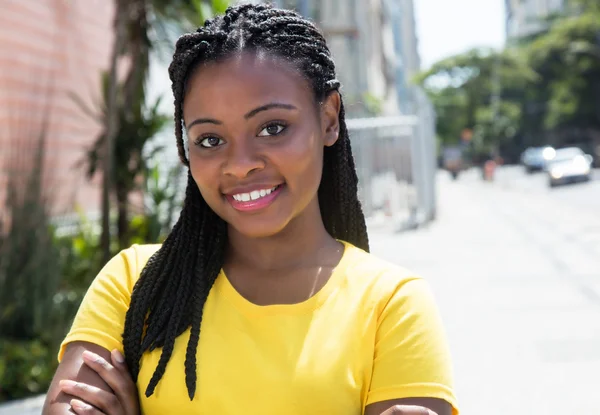 Rire femme afro-américaine en chemise jaune dans la ville — Photo