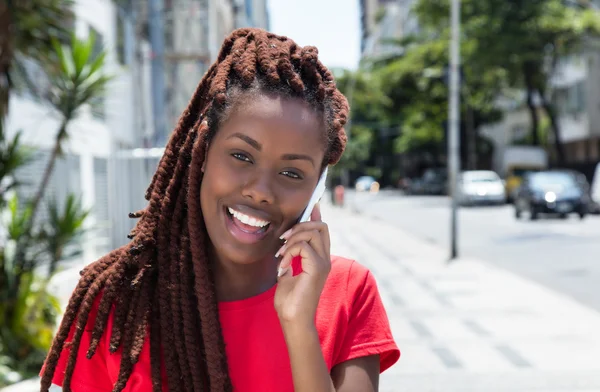 Afrikansk kvinna med dreadlocks talade på telefon i staden — Stockfoto