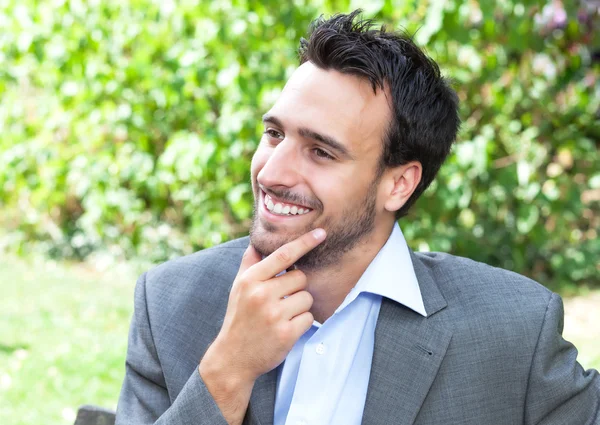 Lachen zakenman in het park Stockfoto