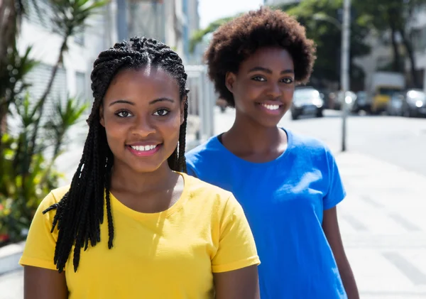 Dos amigas afroamericanas en la ciudad — Foto de Stock